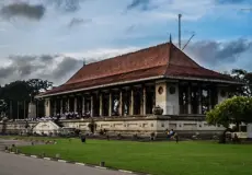 ÜBERSEE-TOUREN Gedung Persegi Kemerdekaan indonesiatravels_independencesquare